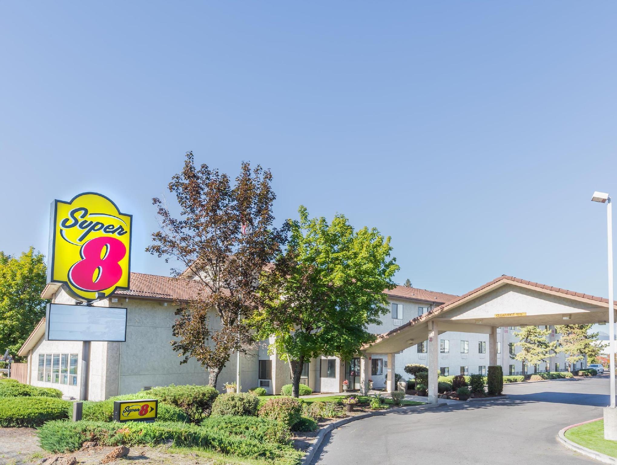 Super 8 By Wyndham Bend Hotel Exterior photo