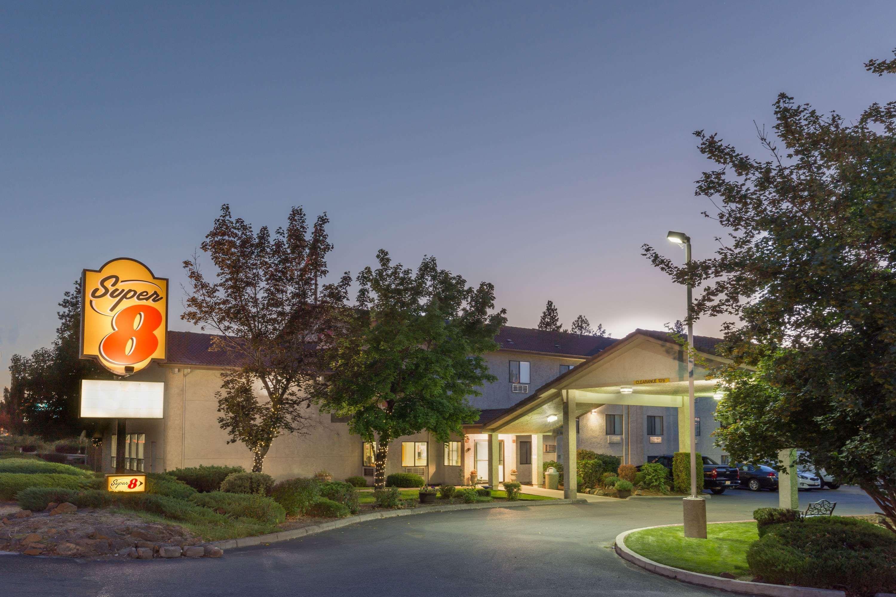 Super 8 By Wyndham Bend Hotel Exterior photo