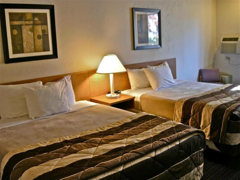 Super 8 By Wyndham Bend Hotel Exterior photo