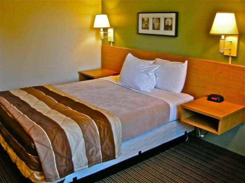 Super 8 By Wyndham Bend Hotel Exterior photo